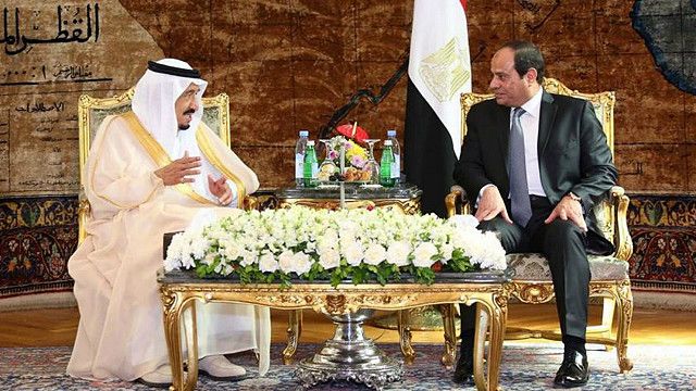ملک سلمان، پادشاه عربستان در سفرش به مصر با عبدالفتاح سیسی، رئیس جمهور این کشور دیدار کرد