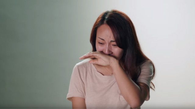 O vídeo trata do estigma sofrido por chinesas solteiras e tem depoimentos comoventes das jovens e de seus pais