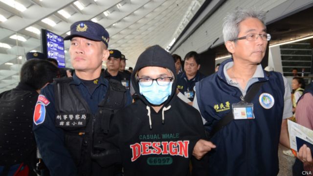 香港水泥封屍案涉嫌人被押送到機場