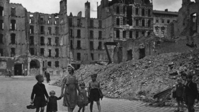 يرى سوريون في صورة دمار ألمانيا عام 1945 صورة لبلادهم التي مزقتها الحروب والصراعات.