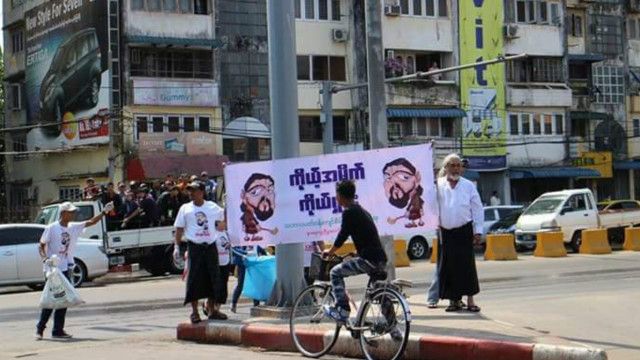 ညဘက်တွေမှာ စည်ပင် ဝန်ထမ်းတွေက အမှိုက်တွေကို လိုက်လံ ရှင်းလင်း ခဲ့