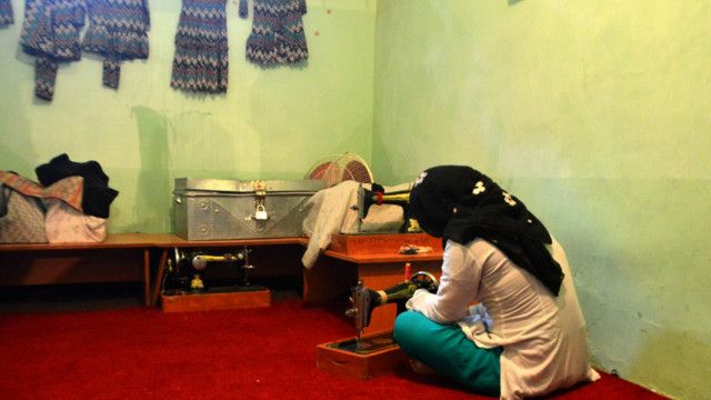 زنان زندانی ولایت بلخ بعد از رهایی به خانه های خود نمی روند Bbc News فارسی
