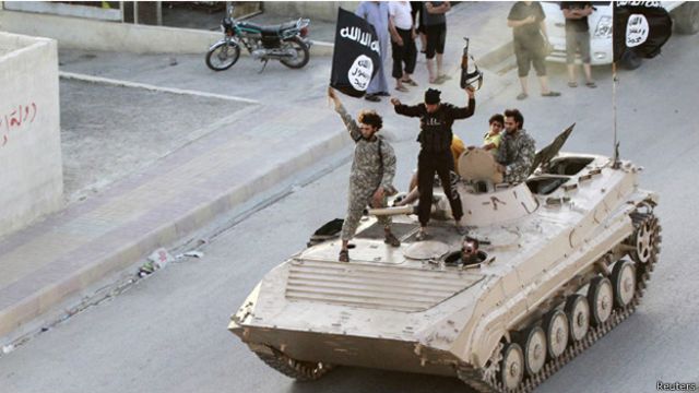 مسلحو "تنظيم الدولة" يستعرضون في الرقة بسوريا