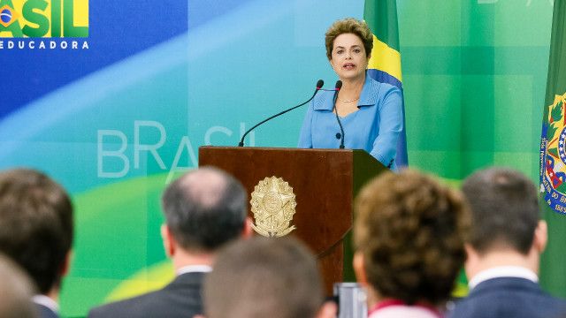 "É terrível ver alguém votando em homenagem ao maior torturador que o Brasil conheceu", disse Dilma sobre a homenagem de Bolsonaro