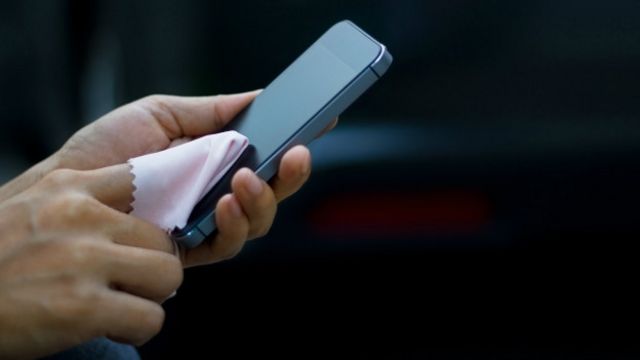Cómo limpiar la pantalla del celular y otros dispositivos electrónicos sin  estropearlos - BBC News Mundo