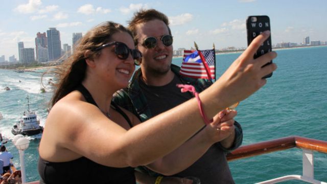 Una pareja en el crucero que salió desde Miami.