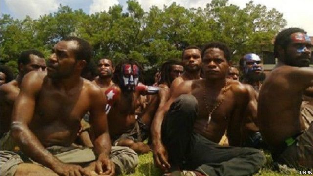 Para aktivis gerakan pembebasan Papua Barat dikumpulkan di lapangan Mako Brimob Polda Papua.