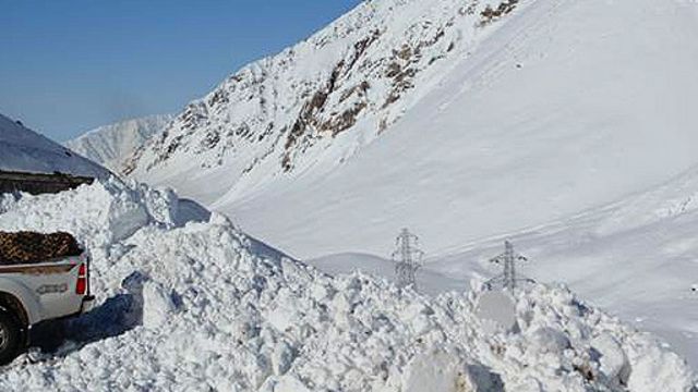 زمستان پیرار سال با واژگون شدن چند پایه/دکل برق در گذرگاه سالنگ، کابل برای چند ماه از نیروی برق محروم بود