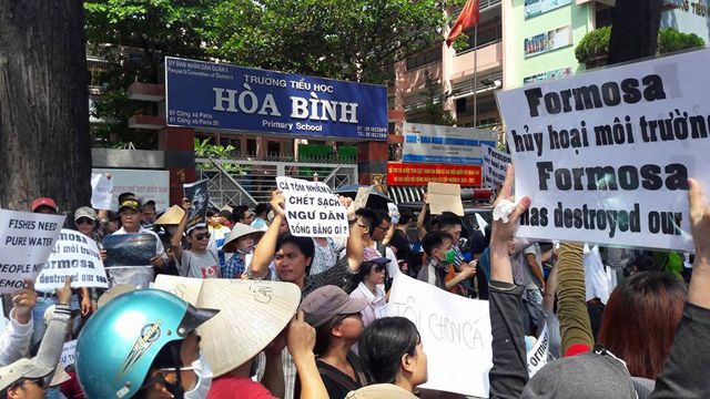 Người biểu tình tại TP. Hồ Chí Minh đã chỉ tên Formosa là thủ phạm gây cá chết nhiều tuần trước khi chính phủ công bố