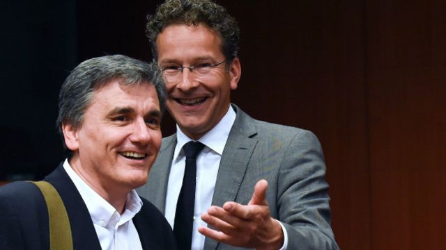 Euro Bölgesi maliye bakanları toplantısında bu kez yüzler gülüyordu. Yunan Maliye Bakanı Euclid Tsakalotos ve Eurogroup Başkanı Jeroen Dijsselbloem, borcun yapılandırılması konusunda ilk kez prensipte de olsa bir fikir birliği olduğunu söyledi.