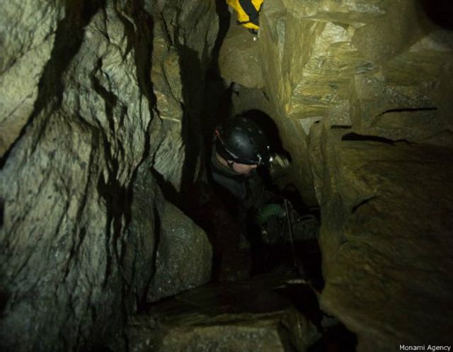 Apenas uma pessoa magra consegue passar pela parte mais estreita da caverna