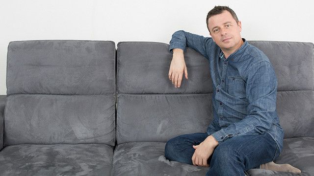 Estás seguro de que sabes cómo levantarte del sofá? - BBC News Mundo