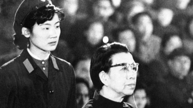 جیانگ چینگ، بیوه مائو، در دادگاه مدعی شد که او را به خاطر دستورها و فرامین شوهرش، قربانی کرده‌اند
