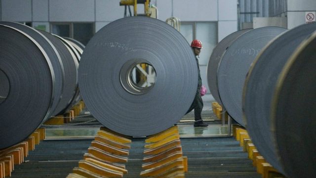 邯鄲一家鋼鐵廠倉庫中工人