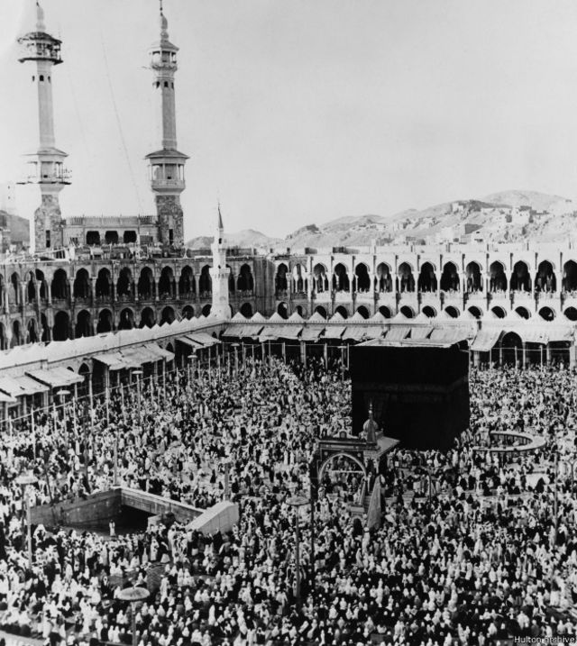 Mekkah, 2 Maret 1967. Walaupun sempat terusir oleh pasukan Turki Utsmani, keturunan keluarga Saud merebut kembali kekuasaan nenek moyangnya. Kelak lahirlah kerajaan Saudi Arabia pada 1932 yang didasarkan "cita-cita Wahabi".