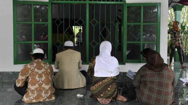 Warga Muslim di Jakarta tengah berziarah di komplek pemakaman. Ajaran Wahabi awalnya menolak pemujaan terhadap makam para wali.