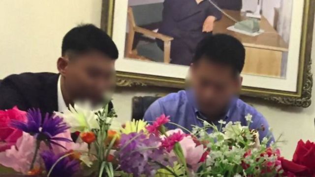 审问傅东飞的两名官员（图片来源：朝鲜）