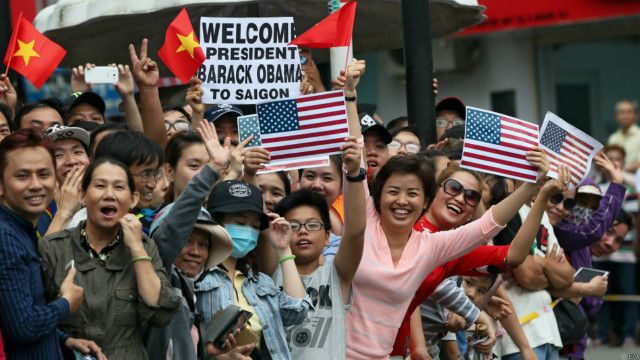 Cơn sốt Obama không chỉ ở Mỹ mà còn lan sang khắp thế giới, bao gồm cả Việt Nam. Hình ảnh của ông tại Việt Nam đã được chờ đợi và mong đợi rất nhiều, chứng tỏ sức hút của một nhân vật lịch sử và ý nghĩa của chuyến thăm.