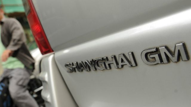 汽車後門上的上海通用標誌