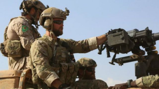 ABŞ xüsusi təyinatlının üzərində YPJ kürd silahlı qrupunun emblemini görmək olar.