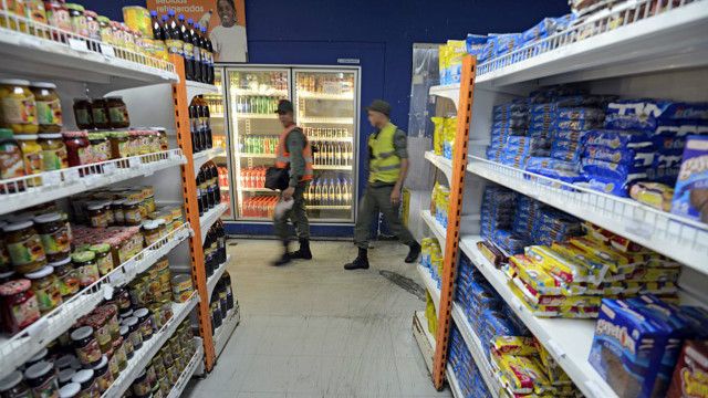 Soldados en un supermercado