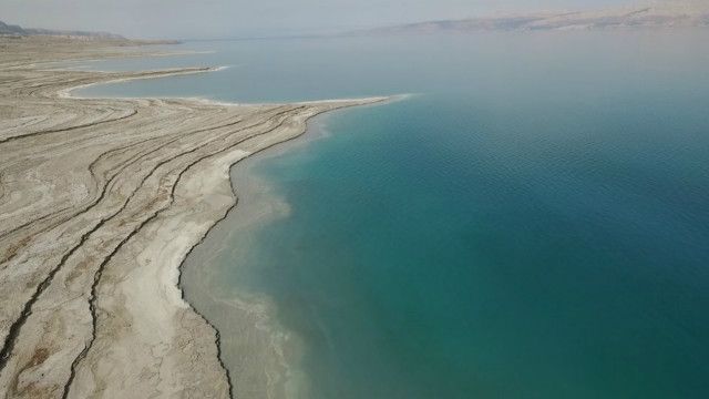 البحر الميت يجف ويسجل مستوى جديدا كأعمق نقطة فى العالم على اليابسة Bbc News عربي