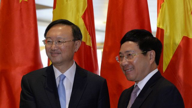 Ông Dương Khiết Trì (trái) gặp ông Phạm Bình Minh sáng 27/6