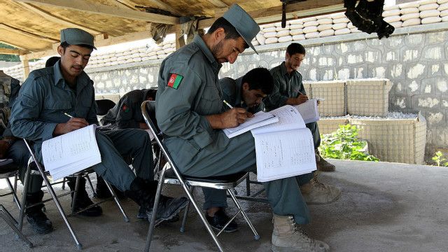اجراء قانون در افغانستان با ده ها هزار سرباز پلیس بی سواد Bbc News فارسی