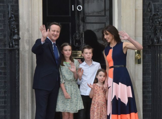 Флоренс Кемерон друга справа