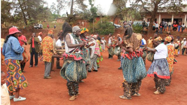 Un groupe de danse funéraire sur la place publique de Bangou, dans la région de l'Ouest, au Cameroun.