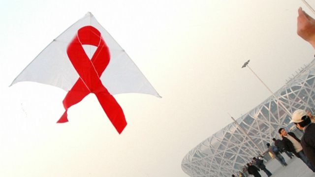 北京國家體育場附近一名群眾放飛帶有象徵關懷艾滋病的紅絲帶風箏（資料圖片）