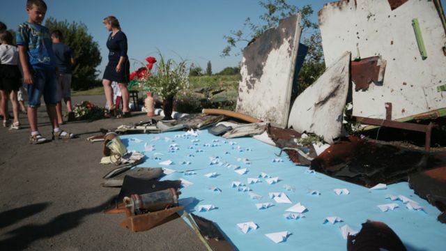 頓涅茨克佩特羅拉夫利夫卡村村民搭建臨時祭台悼念MH17空難死者（17/7/2016）