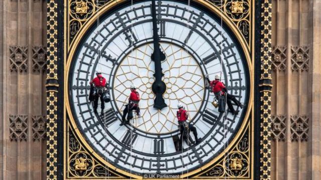 Công nhân cọ rửa mặt đồng hồ của tháp Elizabeth; việc tân trang vào năm 2017 sẽ là một trong những việc lớn nhất trong lịch sử của đồng hồ này (Ảnh: Quốc Hội Anh)