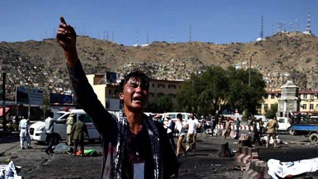 یکی از تظاهرکنندگان جنش روشنایی در نزدیکی محل انفجار فریاد میکشد