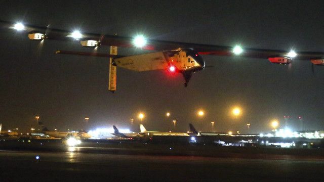 Sejauh ini, Solar Impulse sudah menempuh jarak 30.000 km dalam upaya menjadi pesawat pertama yang mengelilingi dunia tanpa bahan bakar, hanya dengan tenaga surya.