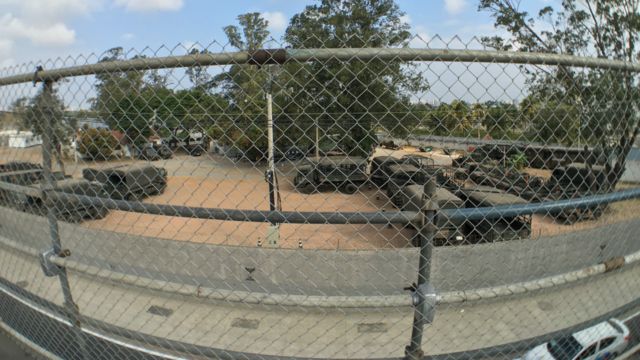 奧林匹克公園附近集中停放的安保部隊車輛。