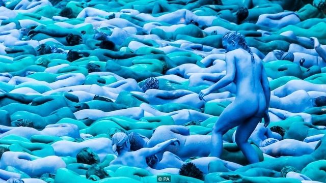 Spencer Tunick với tác phẩm do 3.000 người tình nguyện khoả thân tạo ra. Ảnh: PA