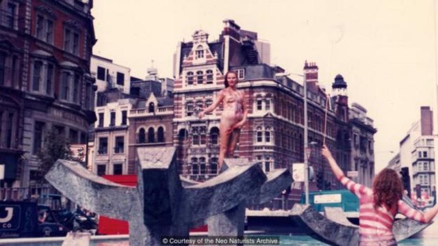 Vào năm 1984, nhóm biểu diễn tác phẩm thể nghiệm "Bơi và đi dạo" ngay trước Toà nhà Centrepoint ở trung tâm London. Ảnh: Từ kho lưu trữ của nghệ sĩ Tân Tự Nhiên