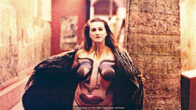 Christine Binnie, nghệ sĩ đồng sáng lập của nhóm, được Wilma Johnson chụp ảnh trong cuộc biểu diễn trước Bảo tàng Anh Quốc năm 1982. Ảnh: Từ kho lưu trữ các nghệ sĩ Tân Tự nhiên
