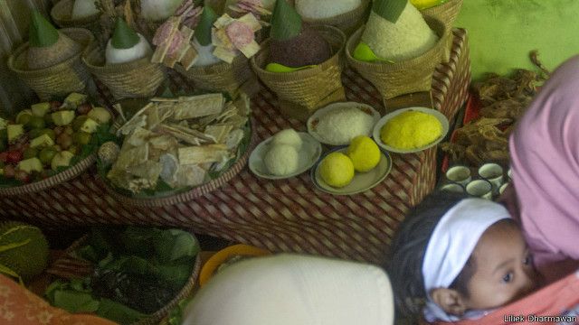 Ibu Membawa Bakul Ke Pasar Kartun Kami kemudian menenangkan ibuku