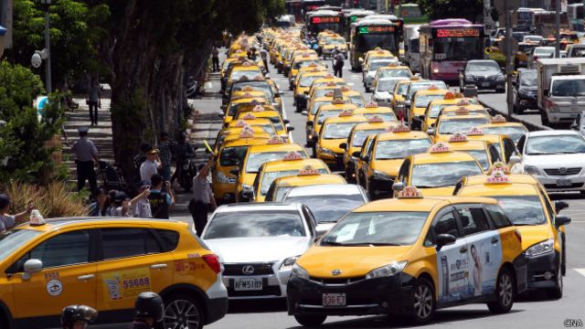 台湾计程车抗议政府Uber政策大转弯- BBC News 中文