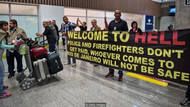 在2016年奥运会开幕前几周，抗议者占领了里约热内卢加利昂国际机场的到达大厅(图片来源：Getty Images)