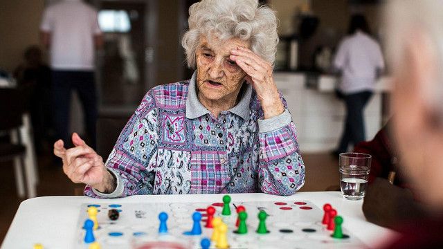 Стара жінка