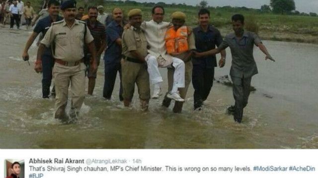 Foto menteri India digotong di tengah banjir, dicemooh ...