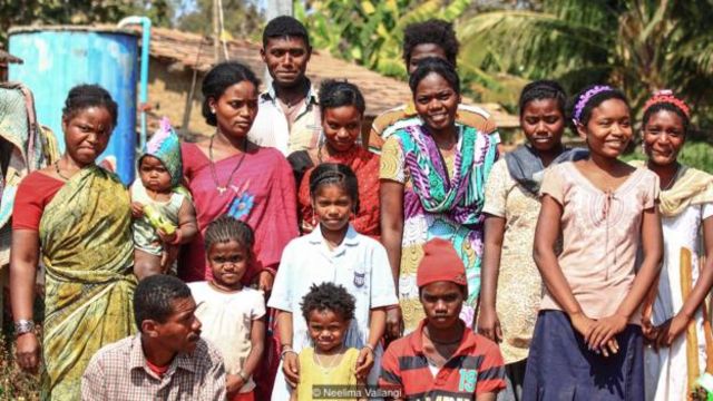 村民们聚集在加德加拉，它是卡纳塔克邦丛林中星罗棋布的西迪人定居点之一

（图片来源：尼莉玛·瓦伦吉[Neelima Vallangi]）
