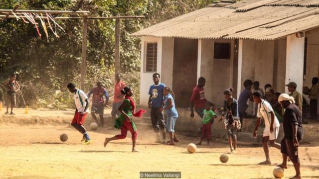 由于几乎没有教育和就业机会，一个非政府组织试图通过体育训练为年轻人提供帮助（图片来源：尼莉玛·瓦伦吉 [Neelima Vallangi]）