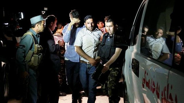 چندین دانشجویان وحشتزده کلاسهای عصر این دانشگاه موفق شدند از در پشتی محوطه را ترک کنند