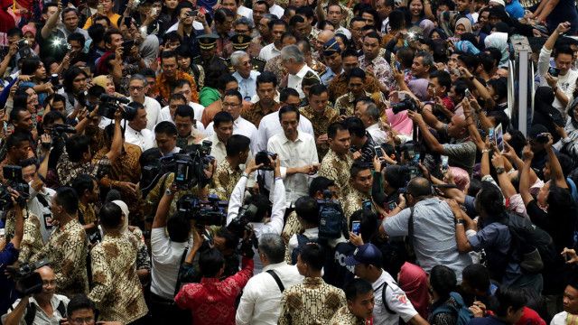 Jokowi Ajak Duterte Blusukan Ke Tanah Abang Saat Dua Bintang Rok Bertemu Bbc News Indonesia