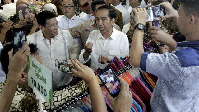 Jokowi Ajak Duterte Blusukan Ke Tanah Abang Saat Dua Bintang Rok Bertemu Bbc News Indonesia