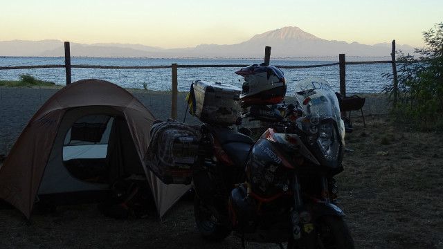 Кемпінг на березі озера Льянкіуе у Чилі